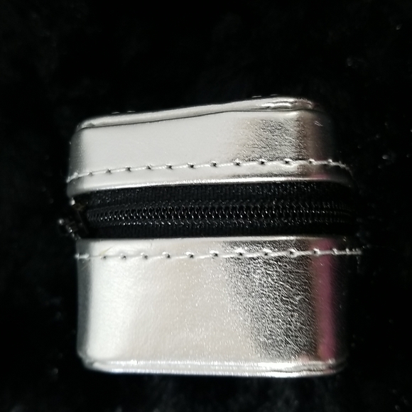 TOUS SILVER ZIP AROUND RING CASE - Picture 4 of 8